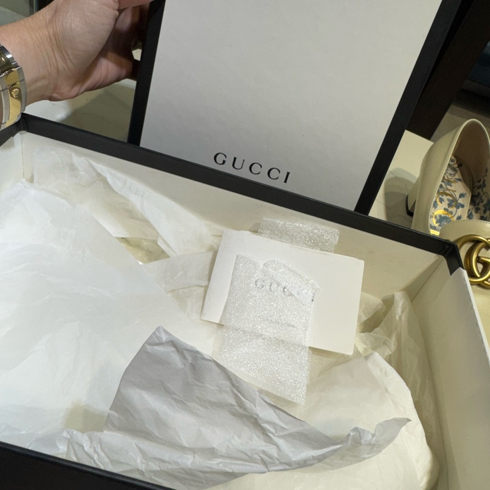 Gucci Women's Cream Loafers with Gold GG Logo Size 8 - Picture 7 of 8